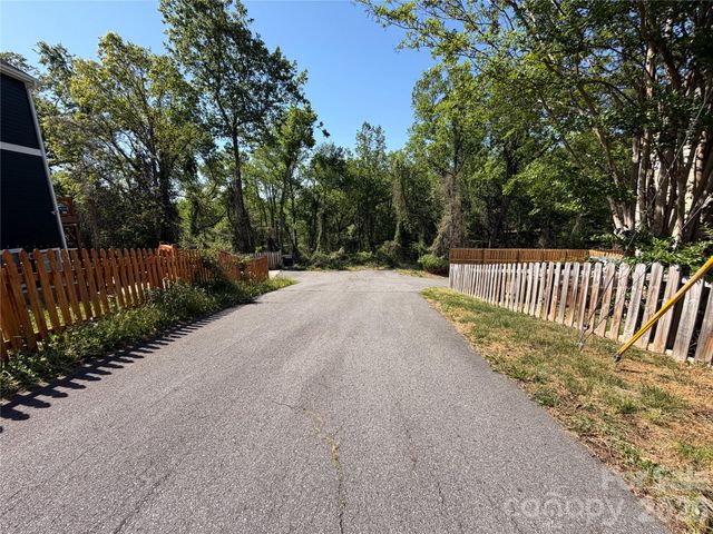 99999 Cross Place, Asheville, NC 28801