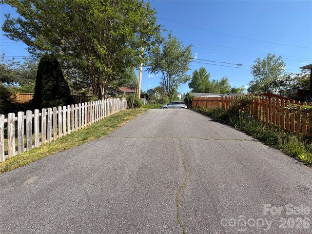 99999 Cross Place, Asheville, NC 28801