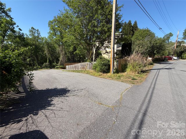 99999 Cross Place, Asheville, NC 28801