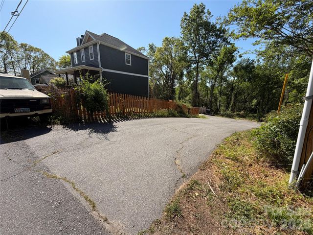 99999 Cross Place, Asheville, NC 28801