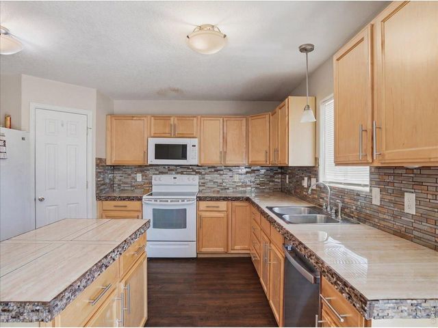 8406 17th St, Greeley, CO 80634