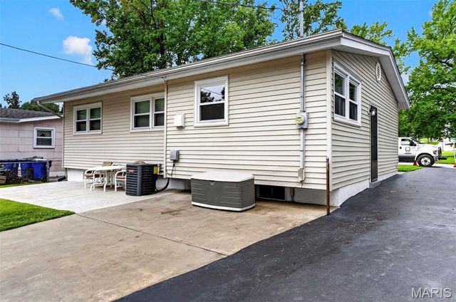 2898 Lesmer Court, Overland, MO 63114