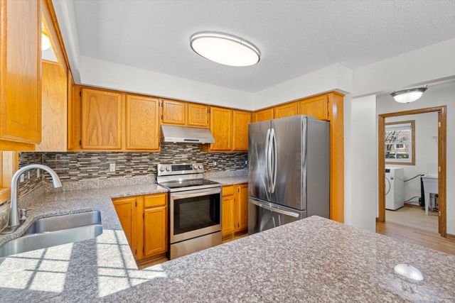 952 Moonlight Drive, Woodbury, MN 55125