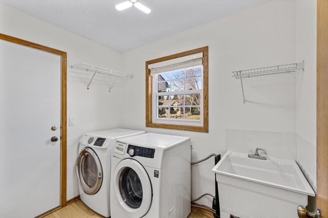 952 Moonlight Drive, Woodbury, MN 55125