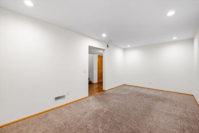 952 Moonlight Drive, Woodbury, MN 55125