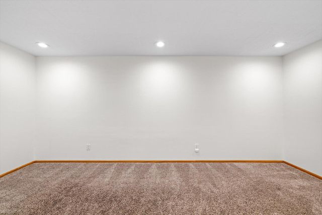 952 Moonlight Drive, Woodbury, MN 55125