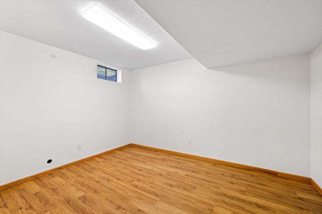 952 Moonlight Drive, Woodbury, MN 55125