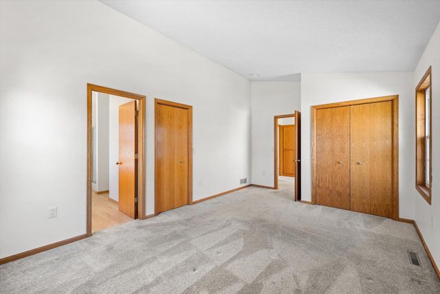 952 Moonlight Drive, Woodbury, MN 55125