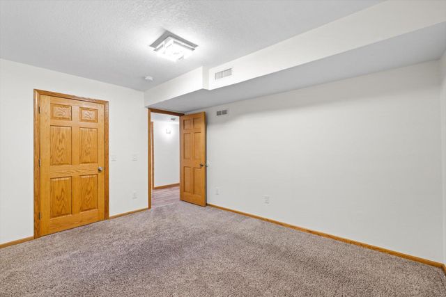 952 Moonlight Drive, Woodbury, MN 55125