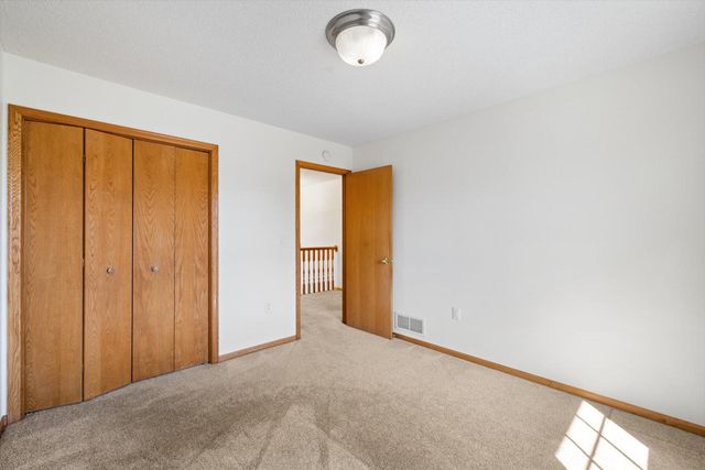 952 Moonlight Drive, Woodbury, MN 55125