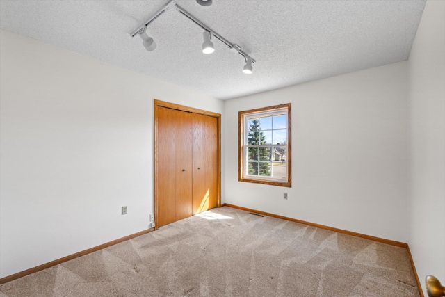 952 Moonlight Drive, Woodbury, MN 55125