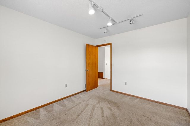 952 Moonlight Drive, Woodbury, MN 55125