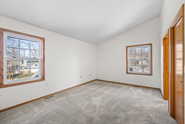 952 Moonlight Drive, Woodbury, MN 55125