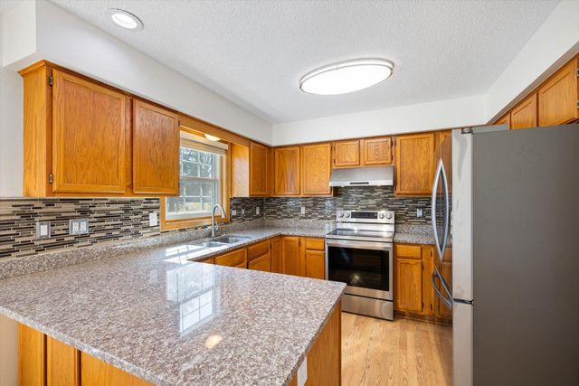 952 Moonlight Drive, Woodbury, MN 55125