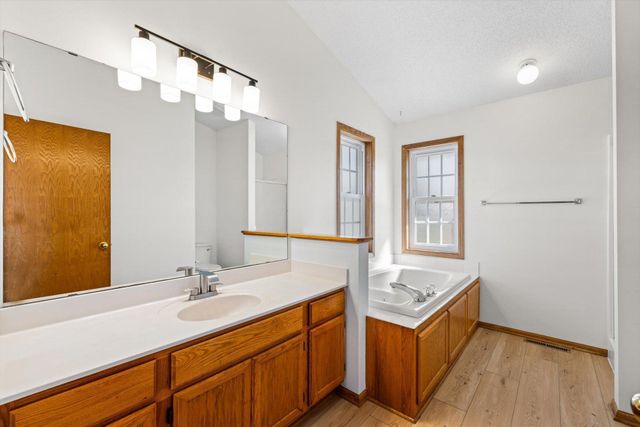 952 Moonlight Drive, Woodbury, MN 55125