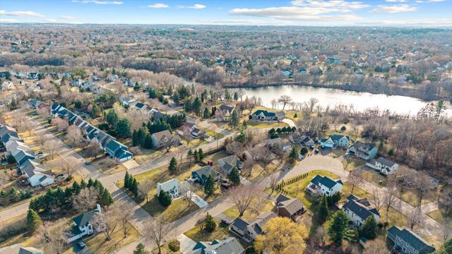 952 Moonlight Drive, Woodbury, MN 55125