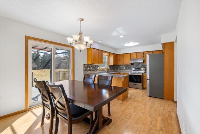 952 Moonlight Drive, Woodbury, MN 55125