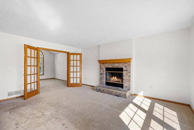 952 Moonlight Drive, Woodbury, MN 55125