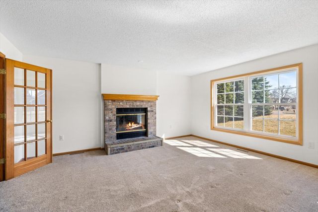 952 Moonlight Drive, Woodbury, MN 55125