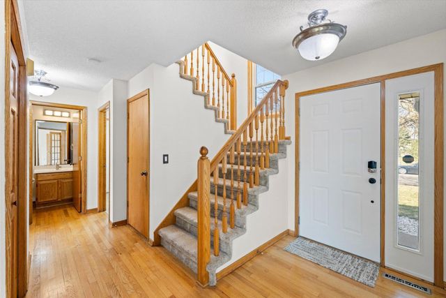 952 Moonlight Drive, Woodbury, MN 55125