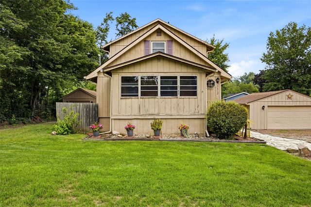 3812 Crestwood Drive NW, Cedar Rapids, IA 52405