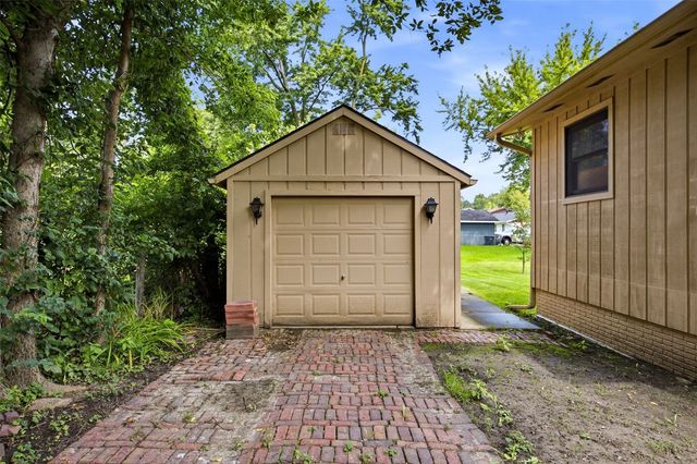 3812 Crestwood Drive NW, Cedar Rapids, IA 52405
