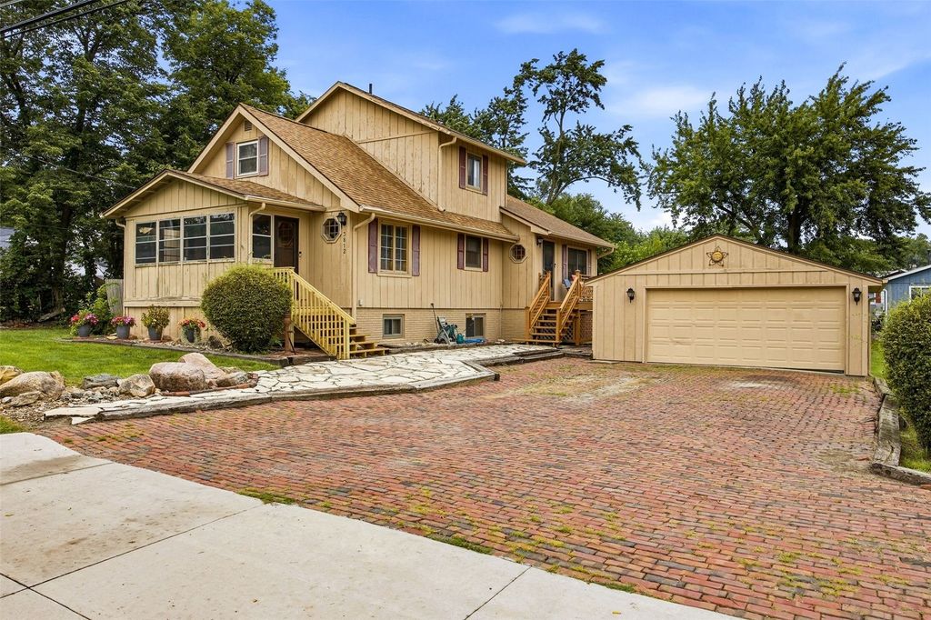 3812 Crestwood Drive NW, Cedar Rapids, IA 52405