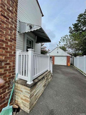 118 Manhattan Avenue, Westbury, NY 11590