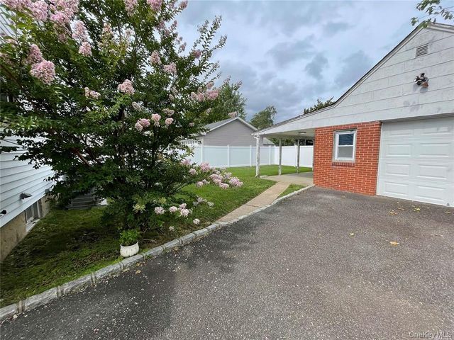 118 Manhattan Avenue, Westbury, NY 11590
