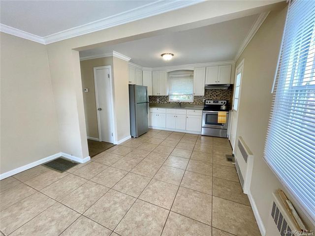 118 Manhattan Avenue, Westbury, NY 11590