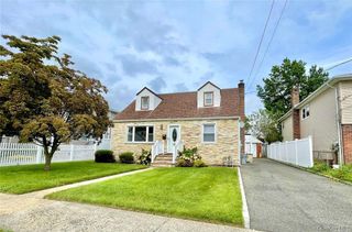 118 Manhattan Avenue, Westbury, NY 11590