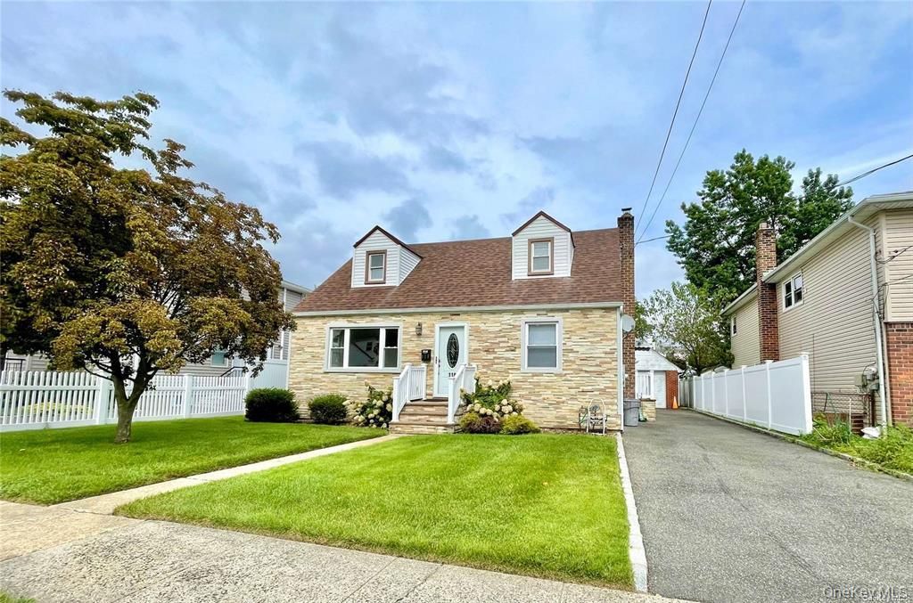 118 Manhattan Avenue, Westbury, NY 11590