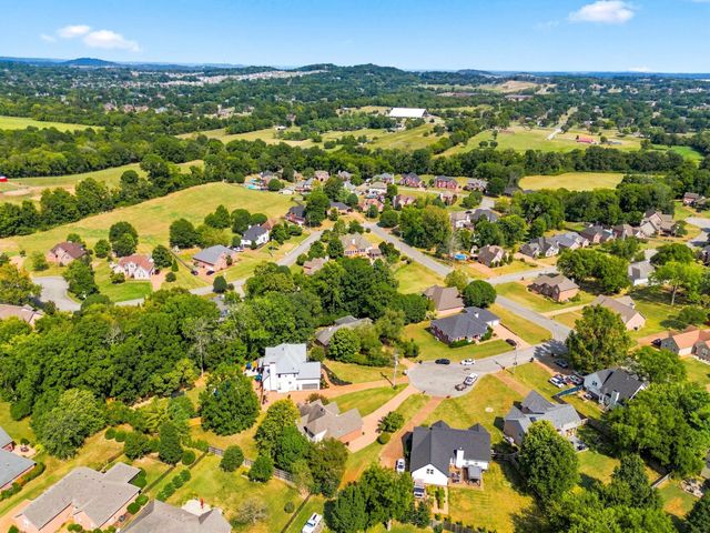 1004 Cross Creek Ct, Hendersonville, TN 37075