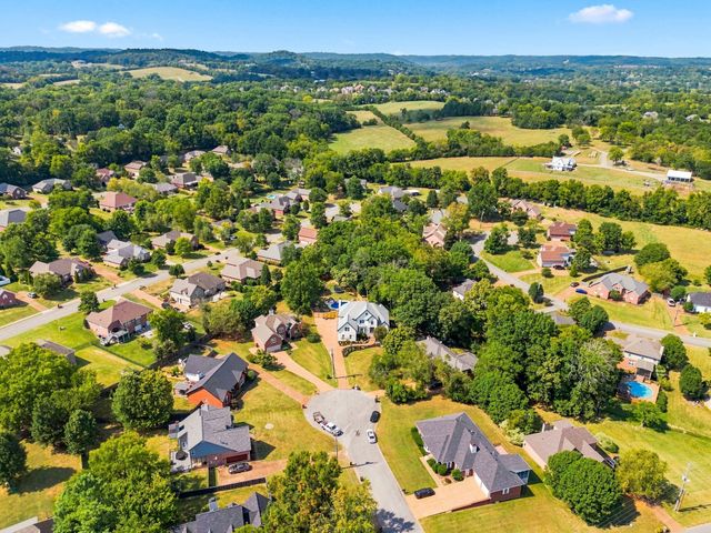 1004 Cross Creek Ct, Hendersonville, TN 37075