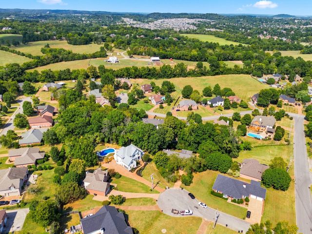1004 Cross Creek Ct, Hendersonville, TN 37075