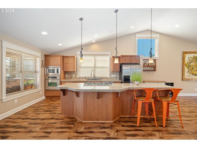 683 N V St, Washougal, WA 98671