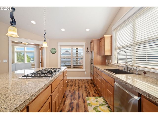 683 N V St, Washougal, WA 98671