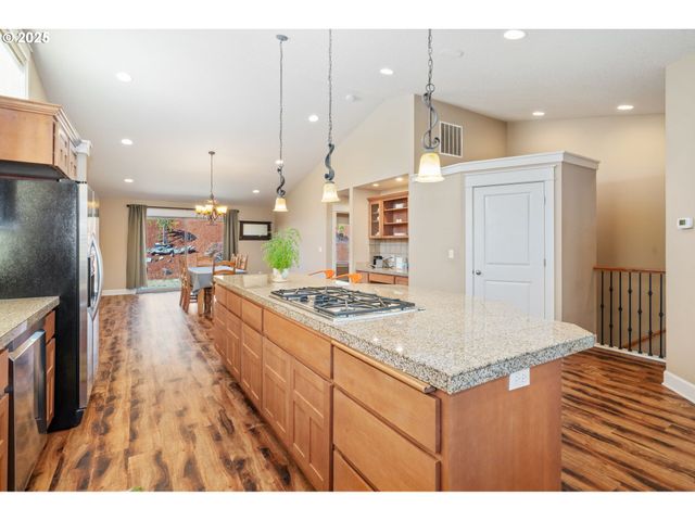 683 N V St, Washougal, WA 98671