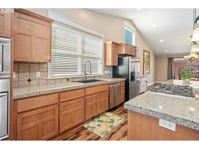 683 N V St, Washougal, WA 98671