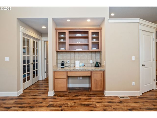 683 N V St, Washougal, WA 98671