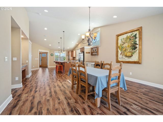 683 N V St, Washougal, WA 98671