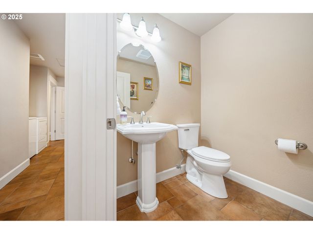 683 N V St, Washougal, WA 98671