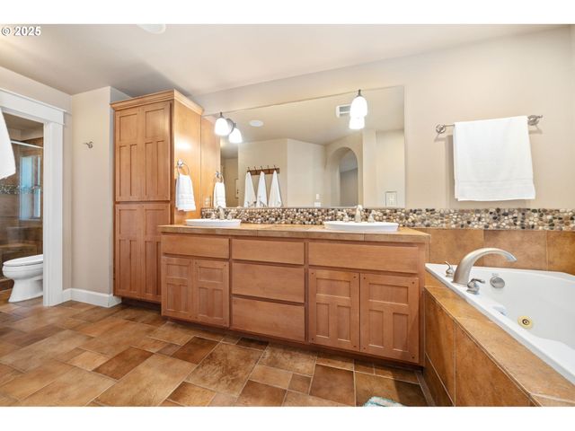 683 N V St, Washougal, WA 98671