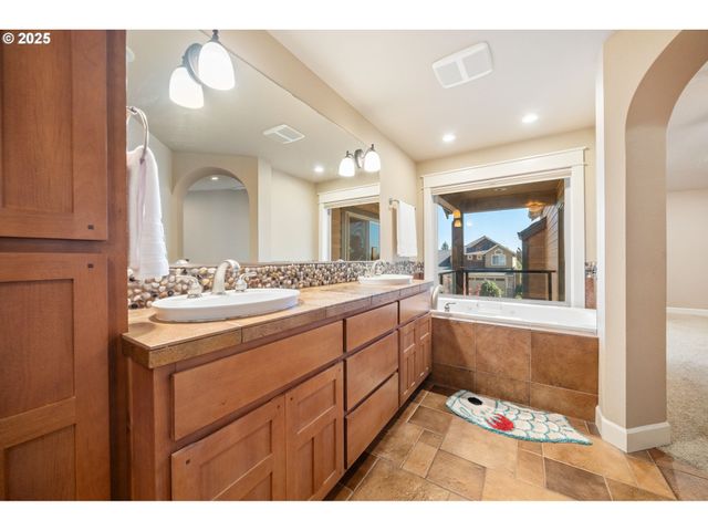 683 N V St, Washougal, WA 98671