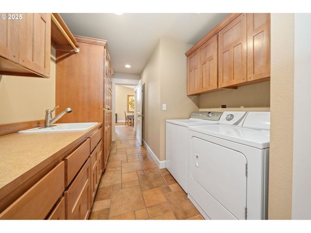 683 N V St, Washougal, WA 98671