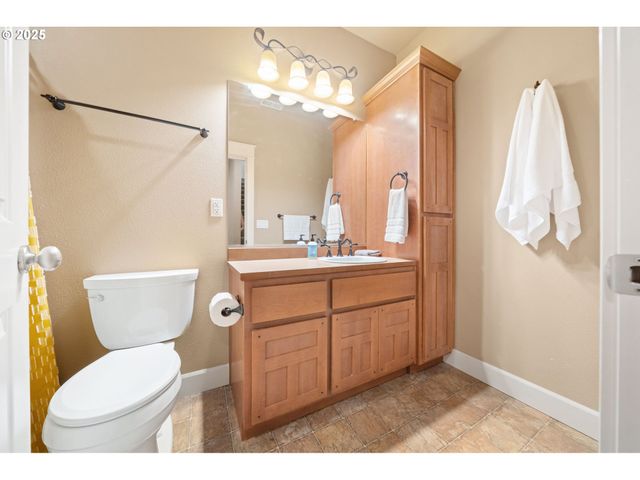 683 N V St, Washougal, WA 98671