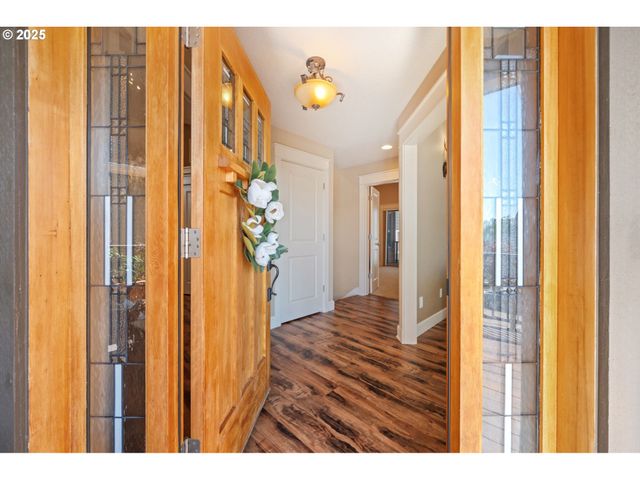 683 N V St, Washougal, WA 98671