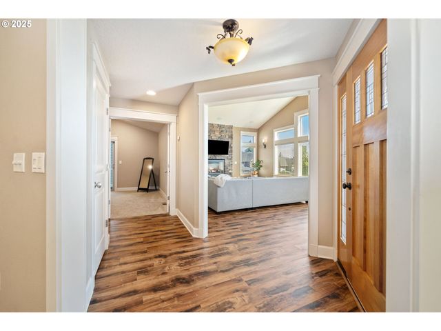 683 N V St, Washougal, WA 98671