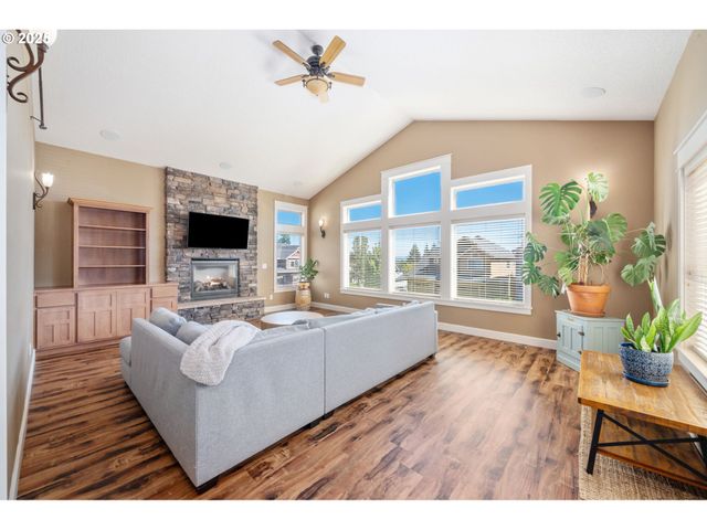 683 N V St, Washougal, WA 98671