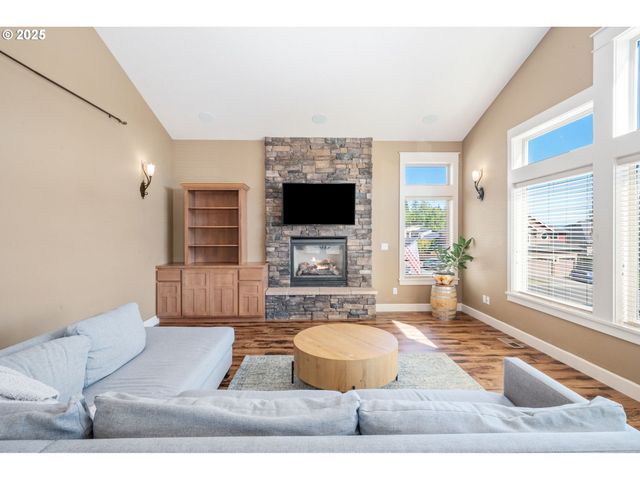 683 N V St, Washougal, WA 98671